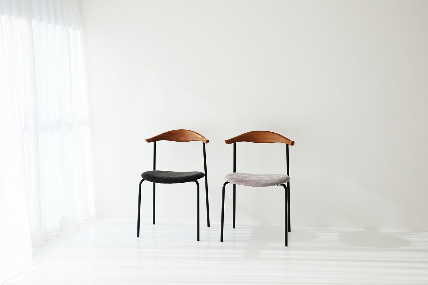 6F 色違いの椅子2脚