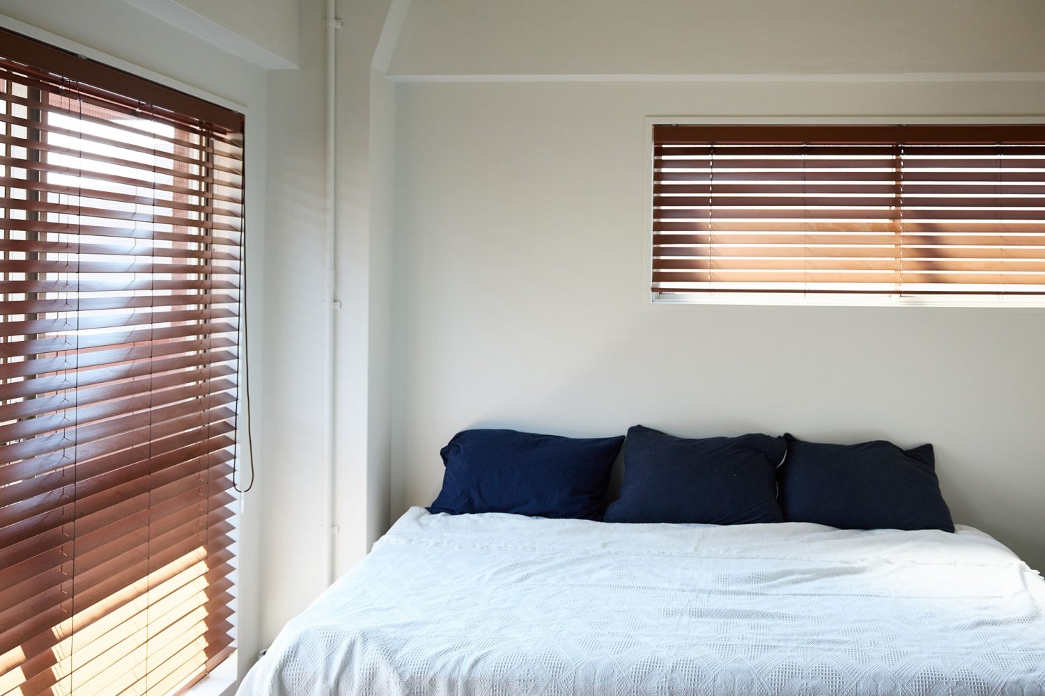 5F 窓際に配置されたベッド