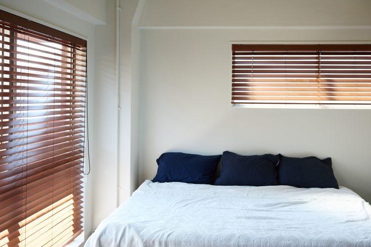 5F 窓際に配置されたベッド