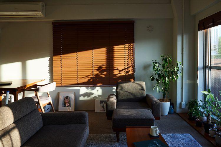 5F 床は茶色のタイルカーペット