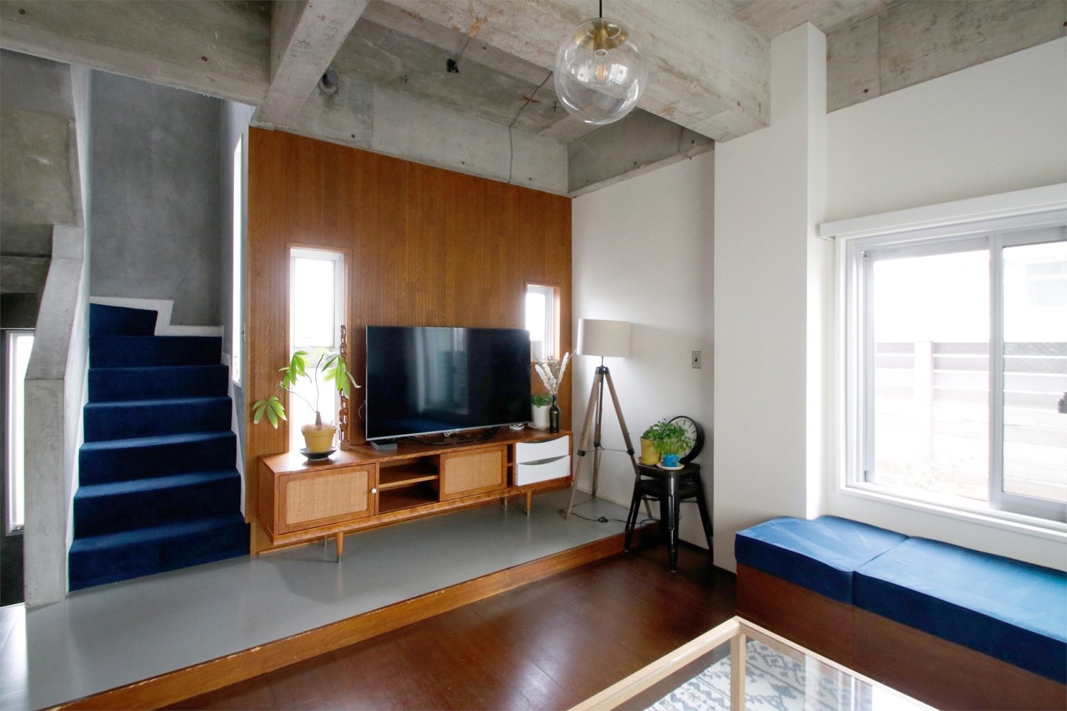 植物やインテリアが並ぶテレビスペース