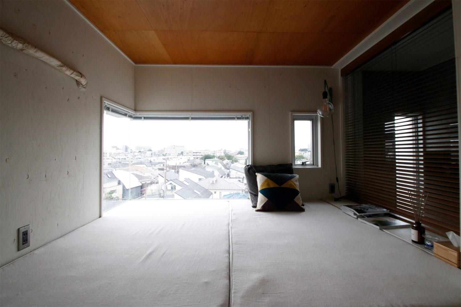 L字窓から街を見渡せる造作ベッド