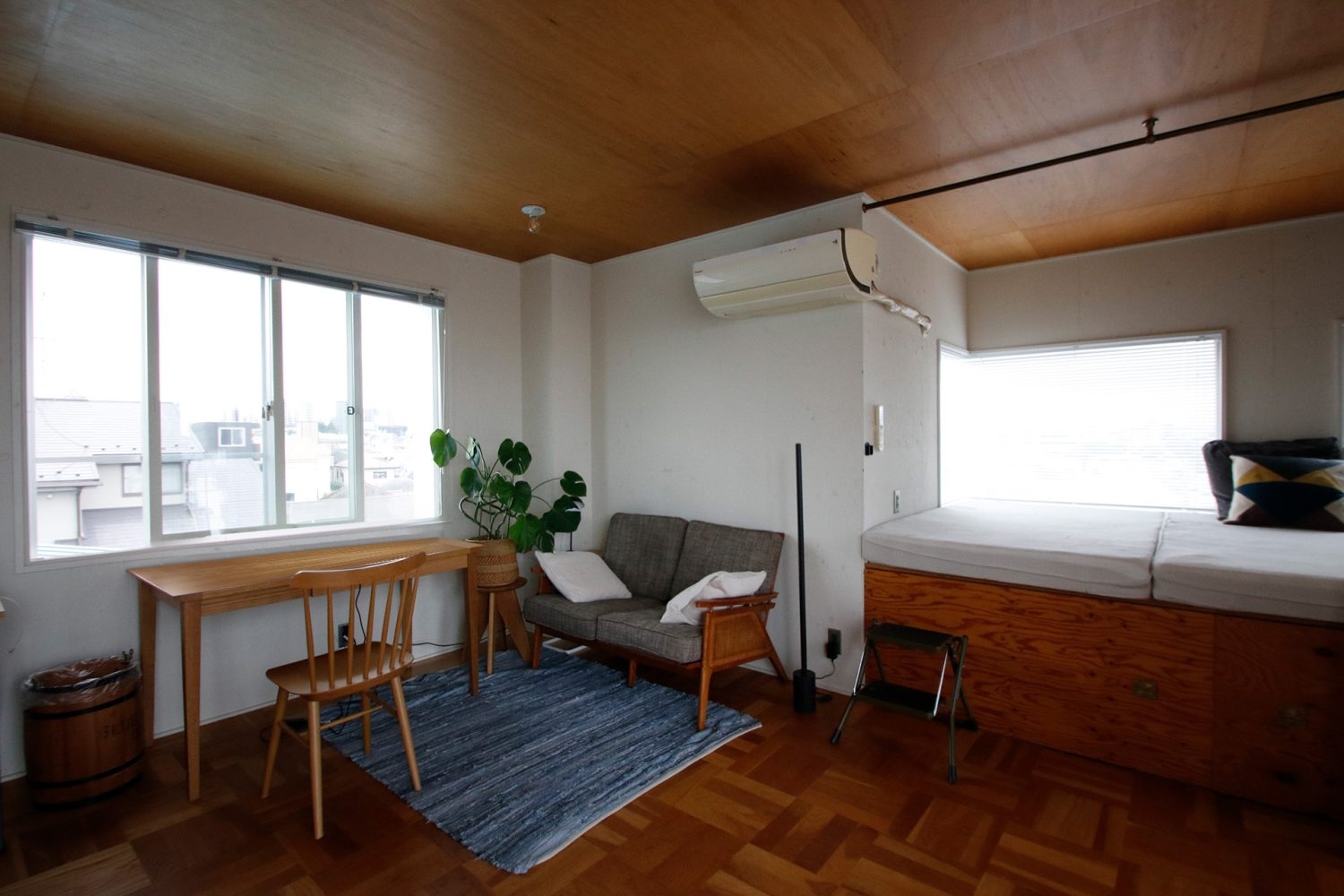 3方角の窓から光が入る明るい空間