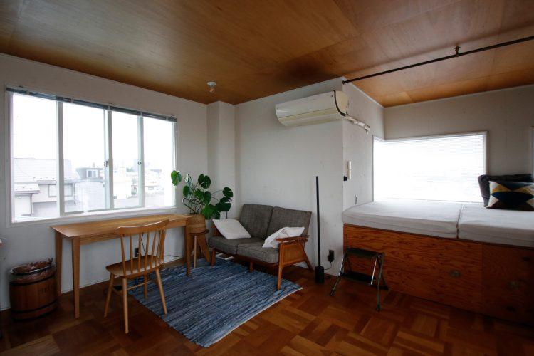 3方角の窓から光が入る明るい空間