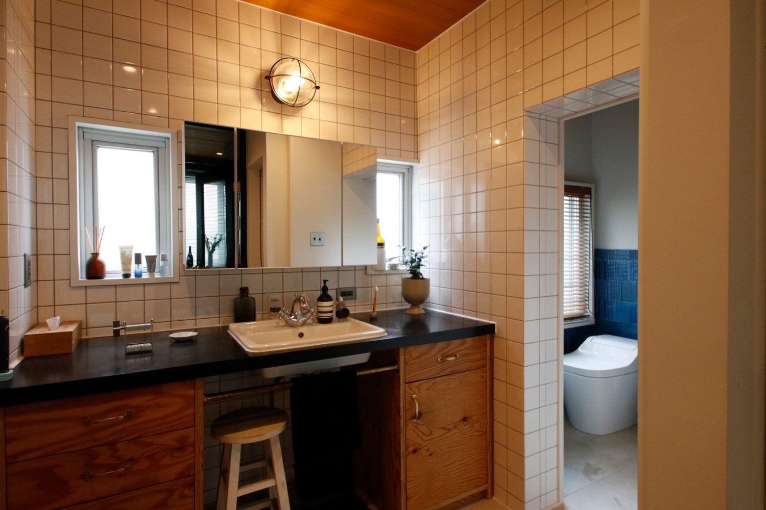 1F タイル壁の洗面