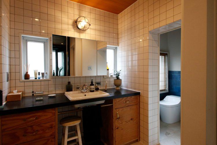 1F タイル壁の洗面