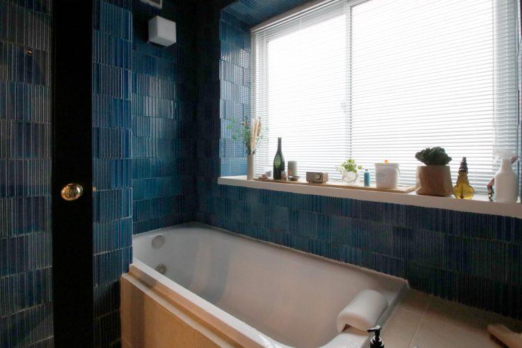 立体感のあるブルータイルのバスルーム