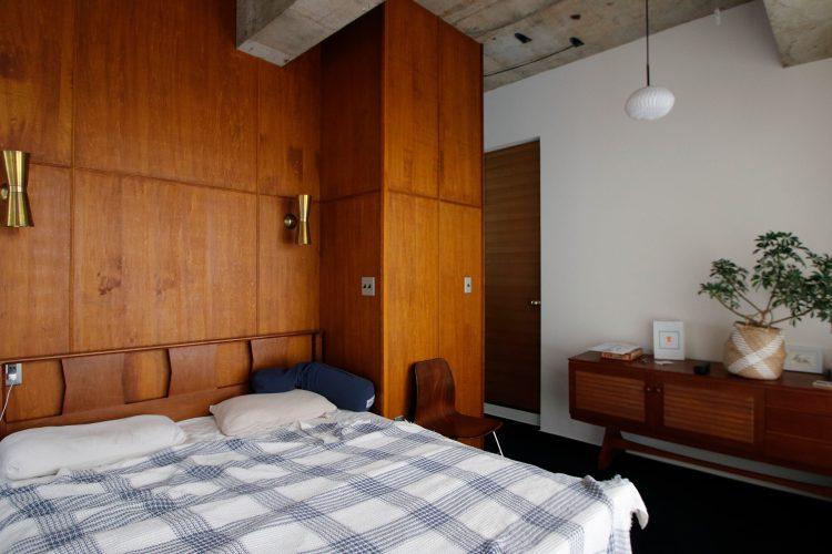 1F 木壁の落ち着きのあるベッドルーム