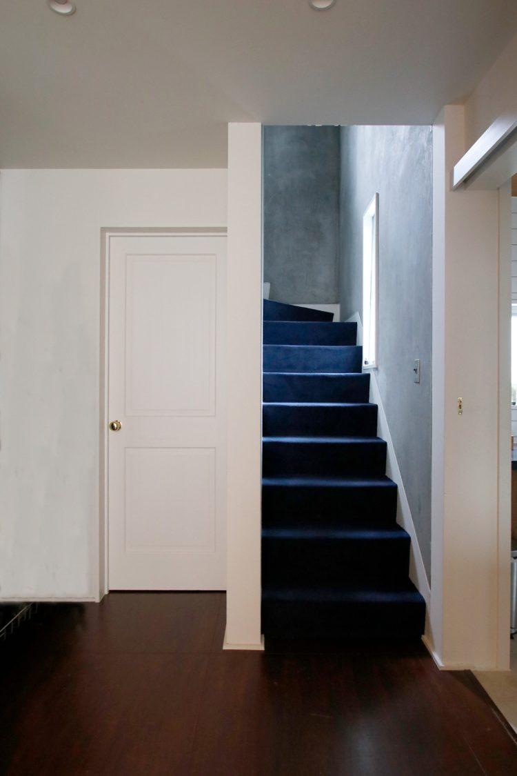 1Fから2Fに向かう階段