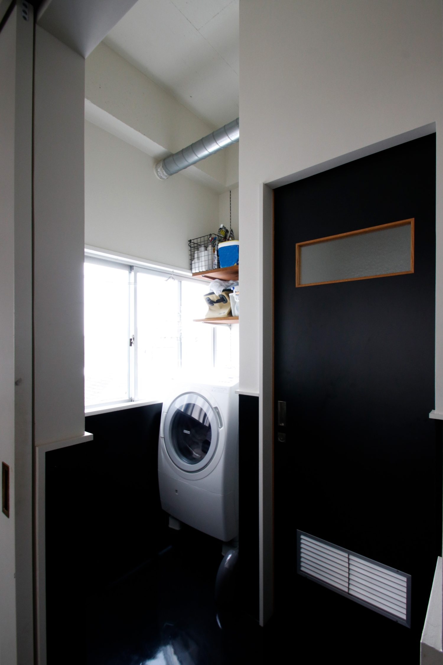 2F 窓のある明るいランドリースペース