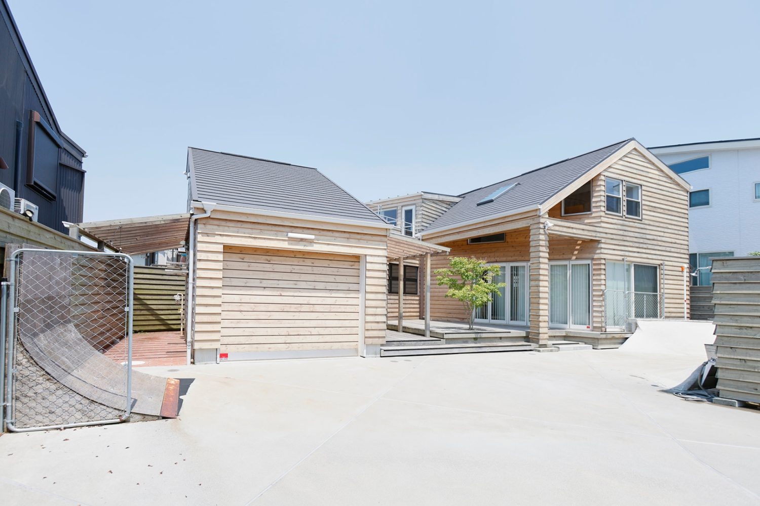 白とウッドを基調とした一軒家