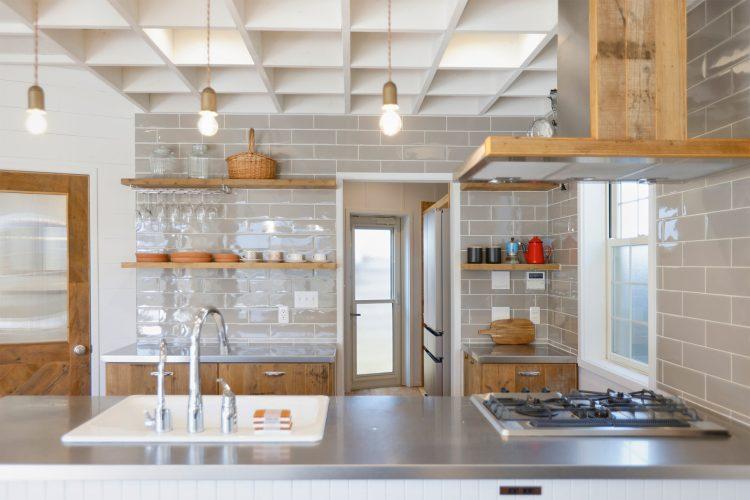 1F グレータイルの自然光が入るオープンキッチン