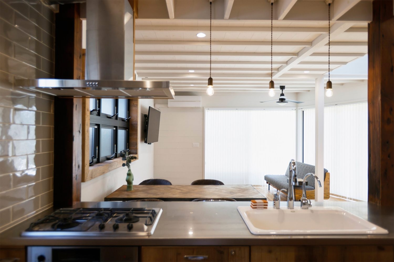 1F キッチンから見えるリビングダイニング