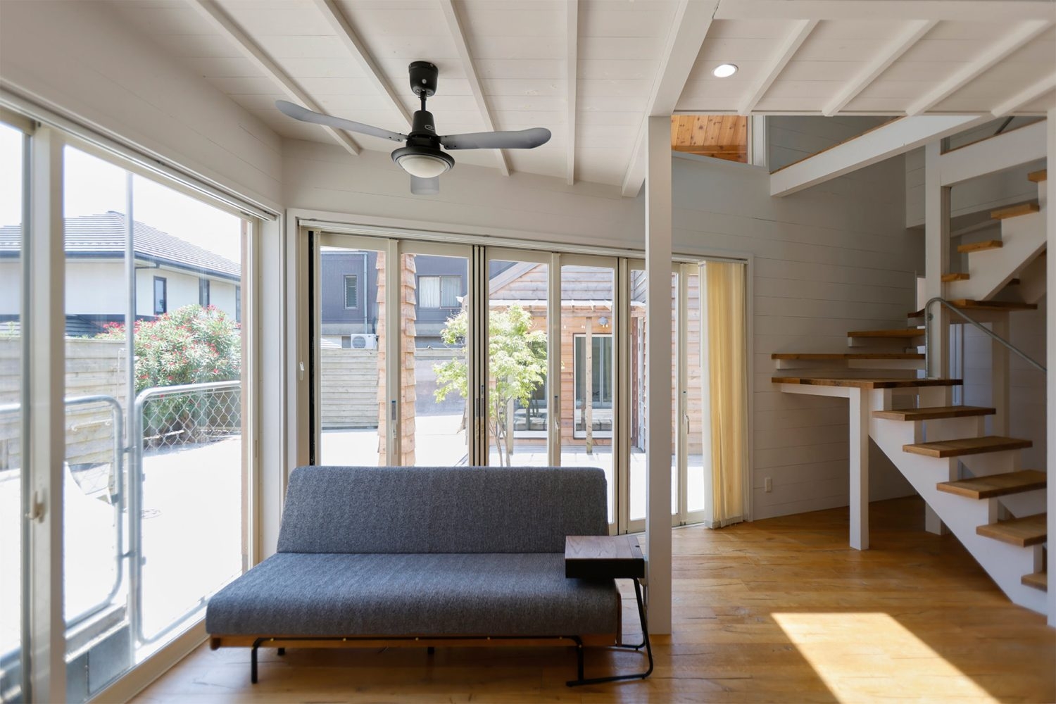 1F 窓が多く明るい室内と回り階段