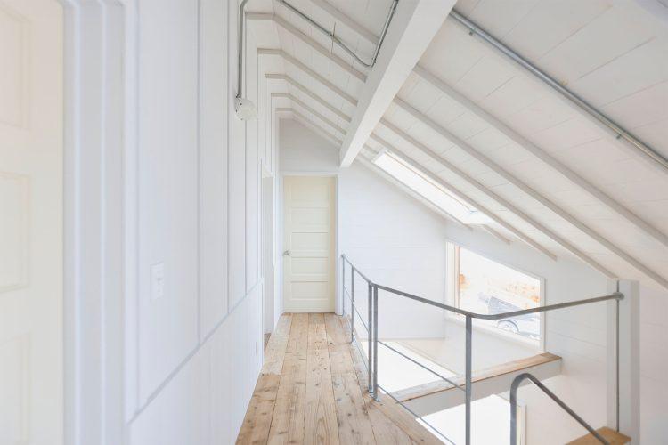 2F 廊下にもしっかり入る自然光