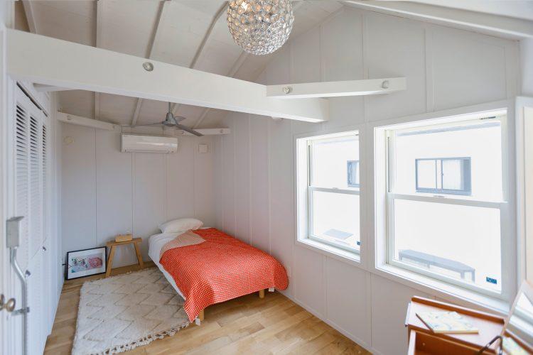 2F カラーが映えるベッドルーム