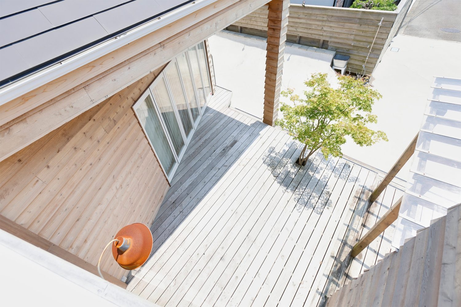 バルコニーからウッドテラスを俯瞰で撮影可能