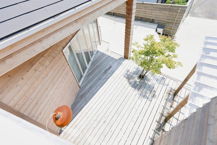 バルコニーからウッドテラスを俯瞰で撮影可能