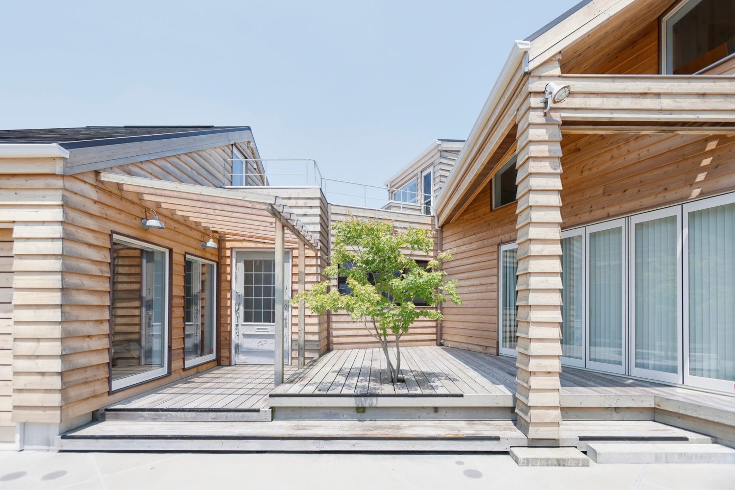 玄関と気持ちのよいウッドテラス