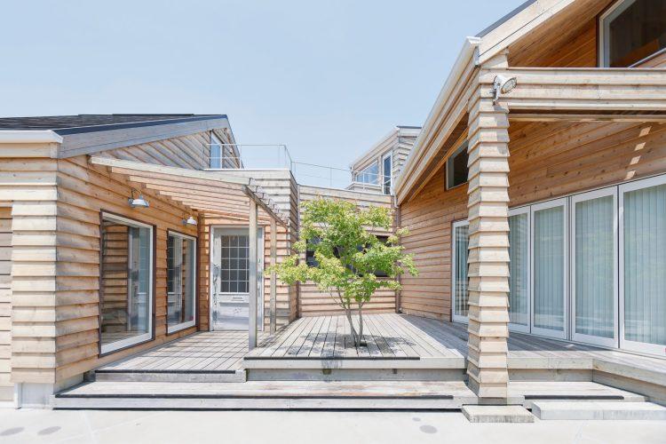 玄関と気持ちのよいウッドテラス