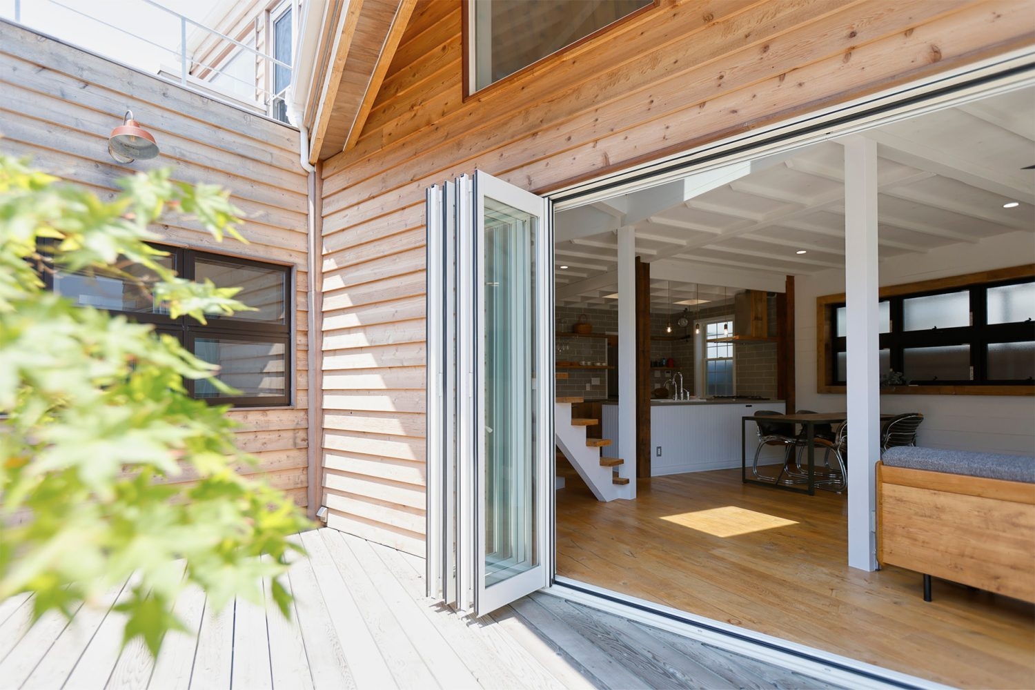 窓を開けるとフラットに繋がるリビングとウッドテラス