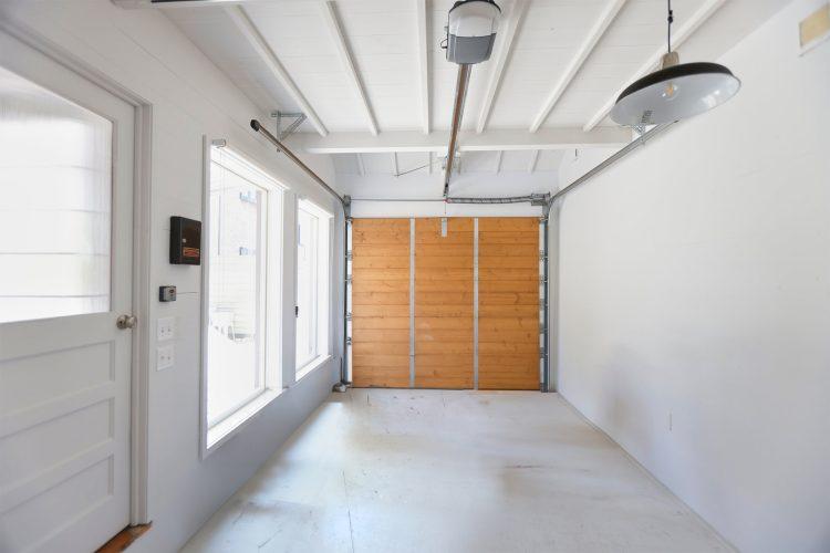 自然光の入るガレージ