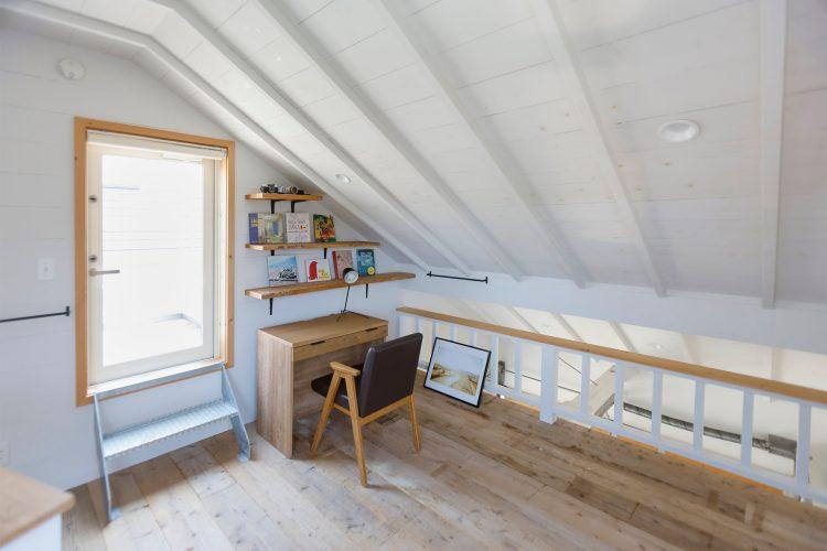 ガレージ内のロフトスペース