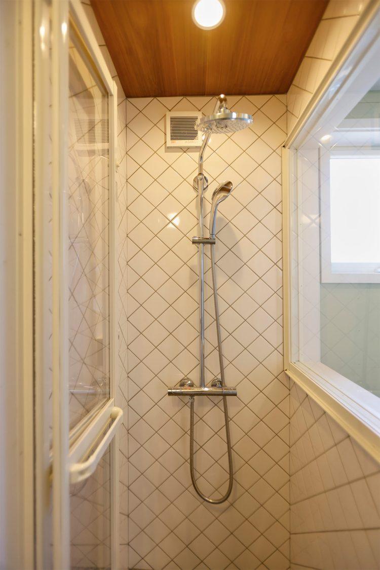 1F タイル張りのシャワールーム