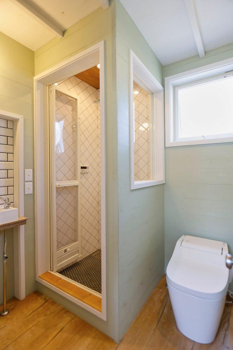 1F シャワールームとトイレ