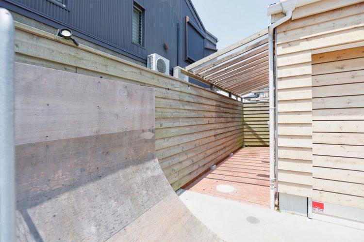 ガレージ横スペースは機材置き場にも