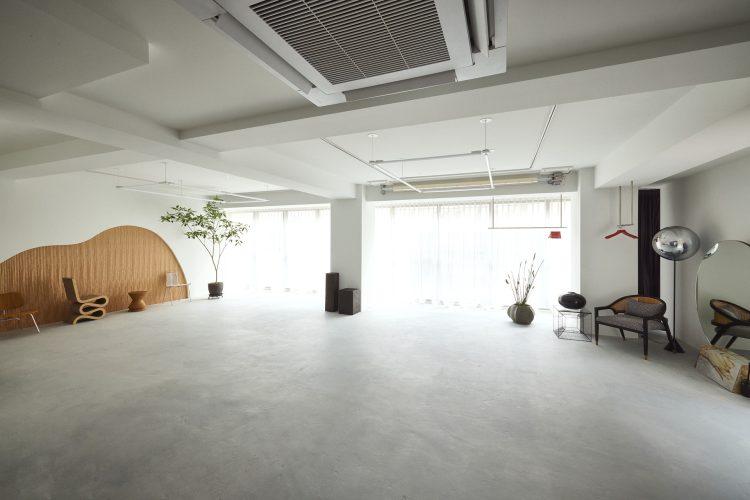 南向きの全面窓から光の入る明るい空間