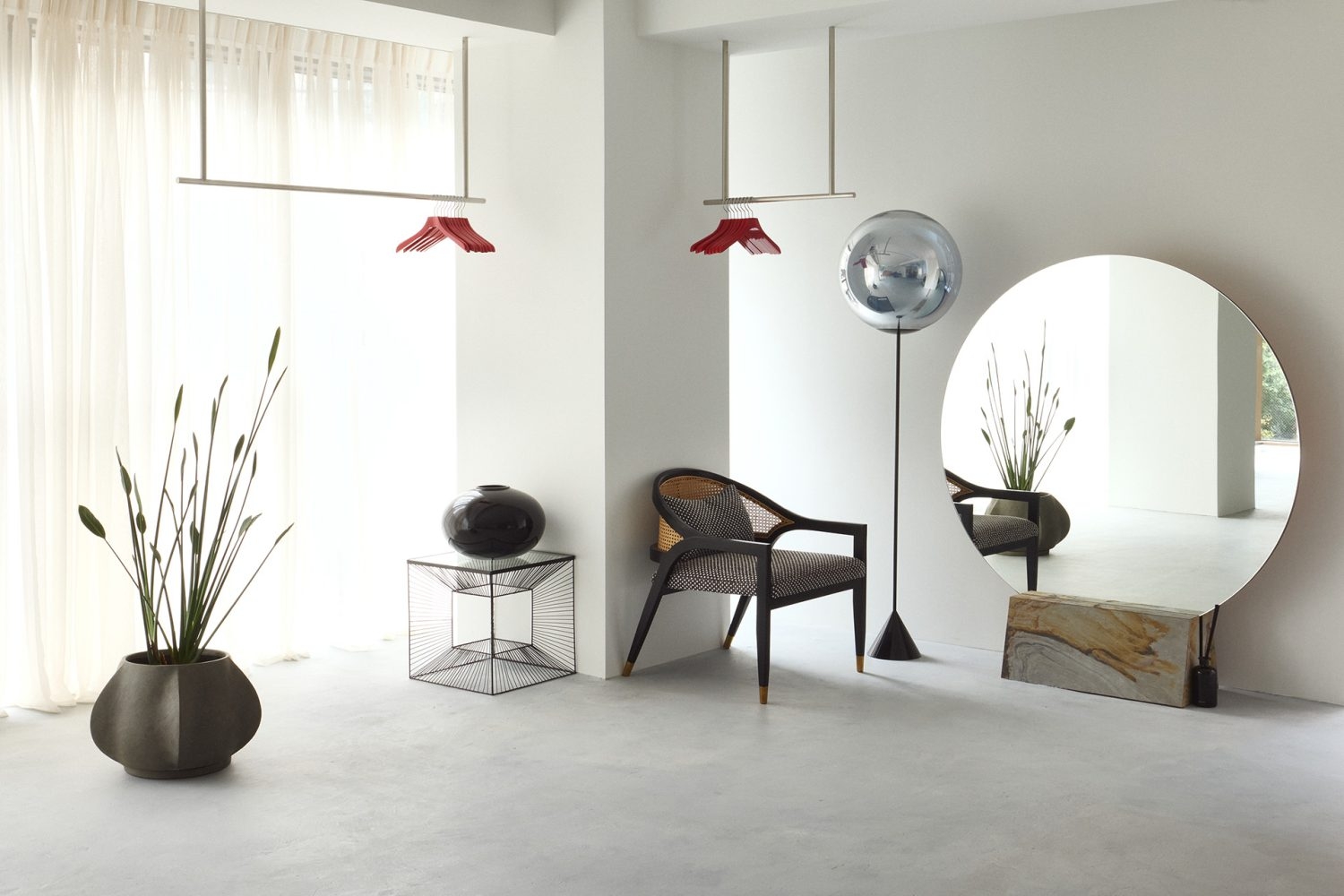 入口横には吊り下げラック