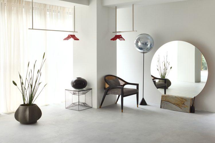 入口横には吊り下げラック