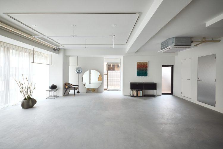 シンプルなモルタルフロアの空間