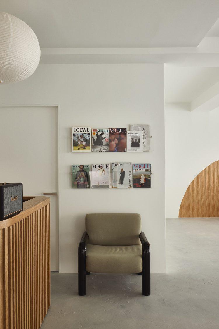 壁付けのブックシェルフ