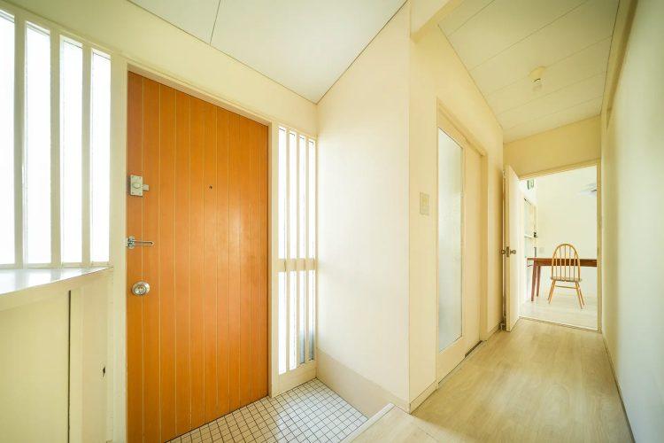 玄関からリビングルームへの廊下