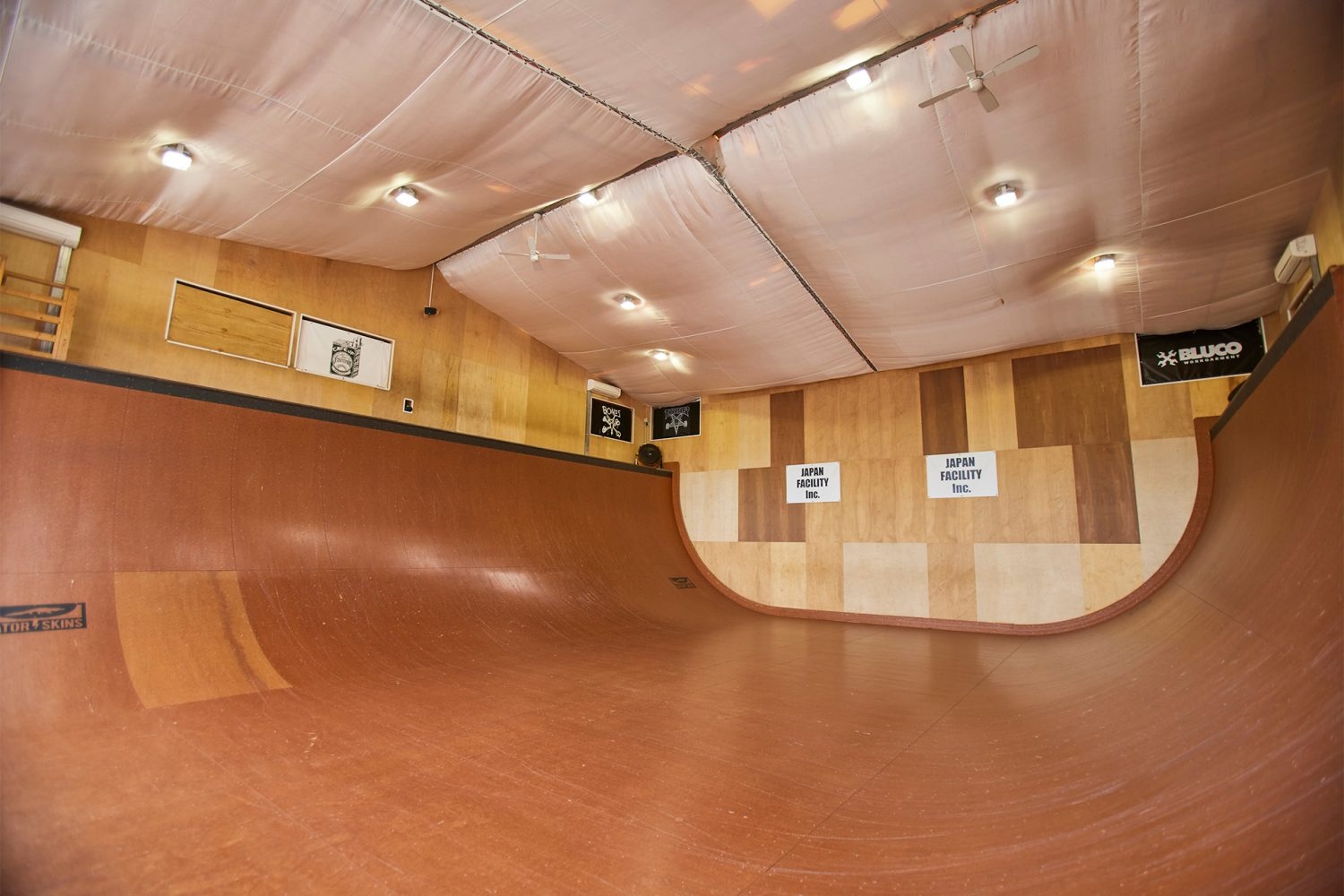 圧巻の屋内バーチカルランプ