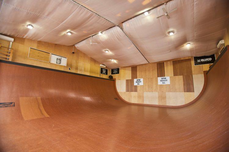 圧巻の屋内バーチカルランプ