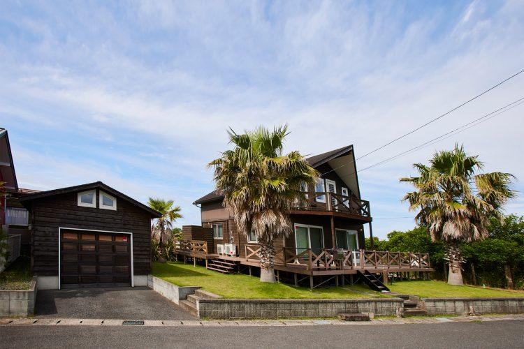 ウッドガレージと黒い家の外観