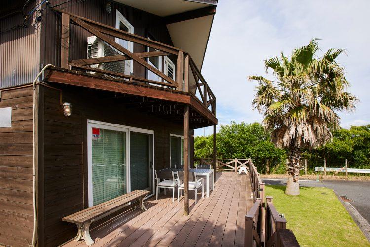 黒い家 / ウッドテラスとウッドバルコニー