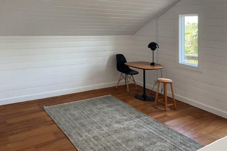 黒い家 / 2F 白壁・フローリングのシンプルな空間