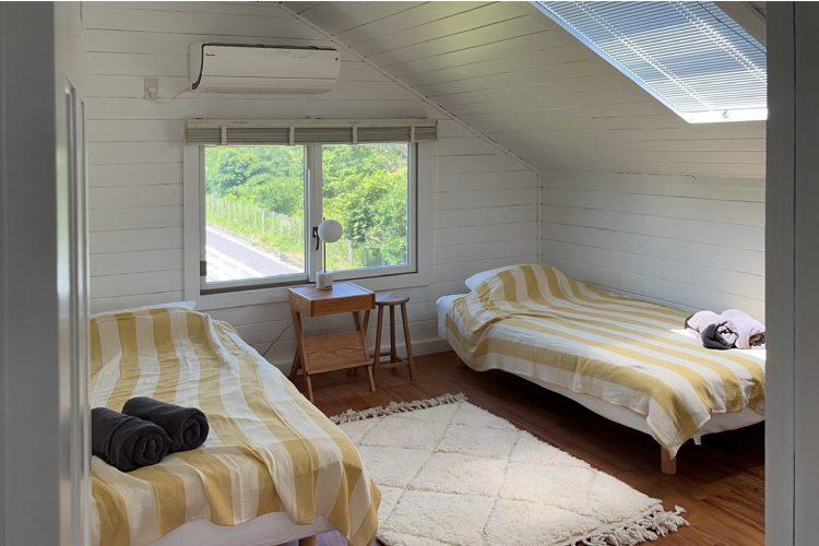 黒い家 / 勾配天井のベッドルーム