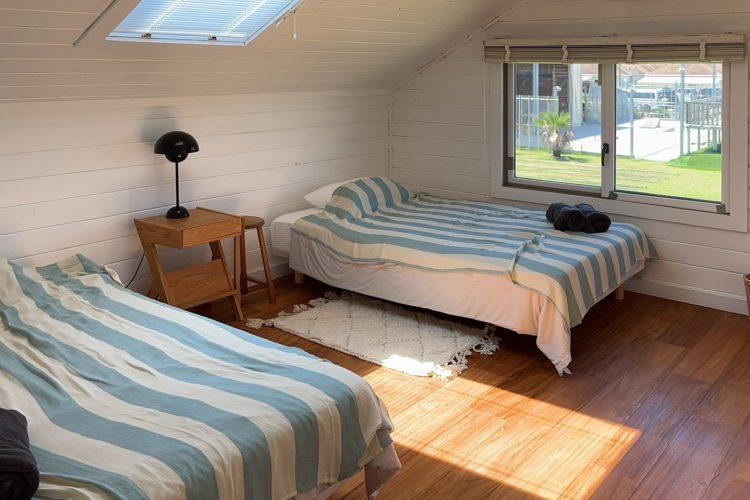 黒い家 / 2F 天窓から光の入るベッドルーム