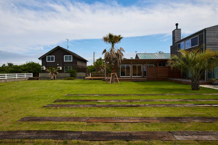 緑豊かな芝生スペース