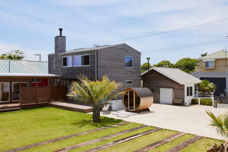 のんびり過ごせる芝生スペースとサウナ