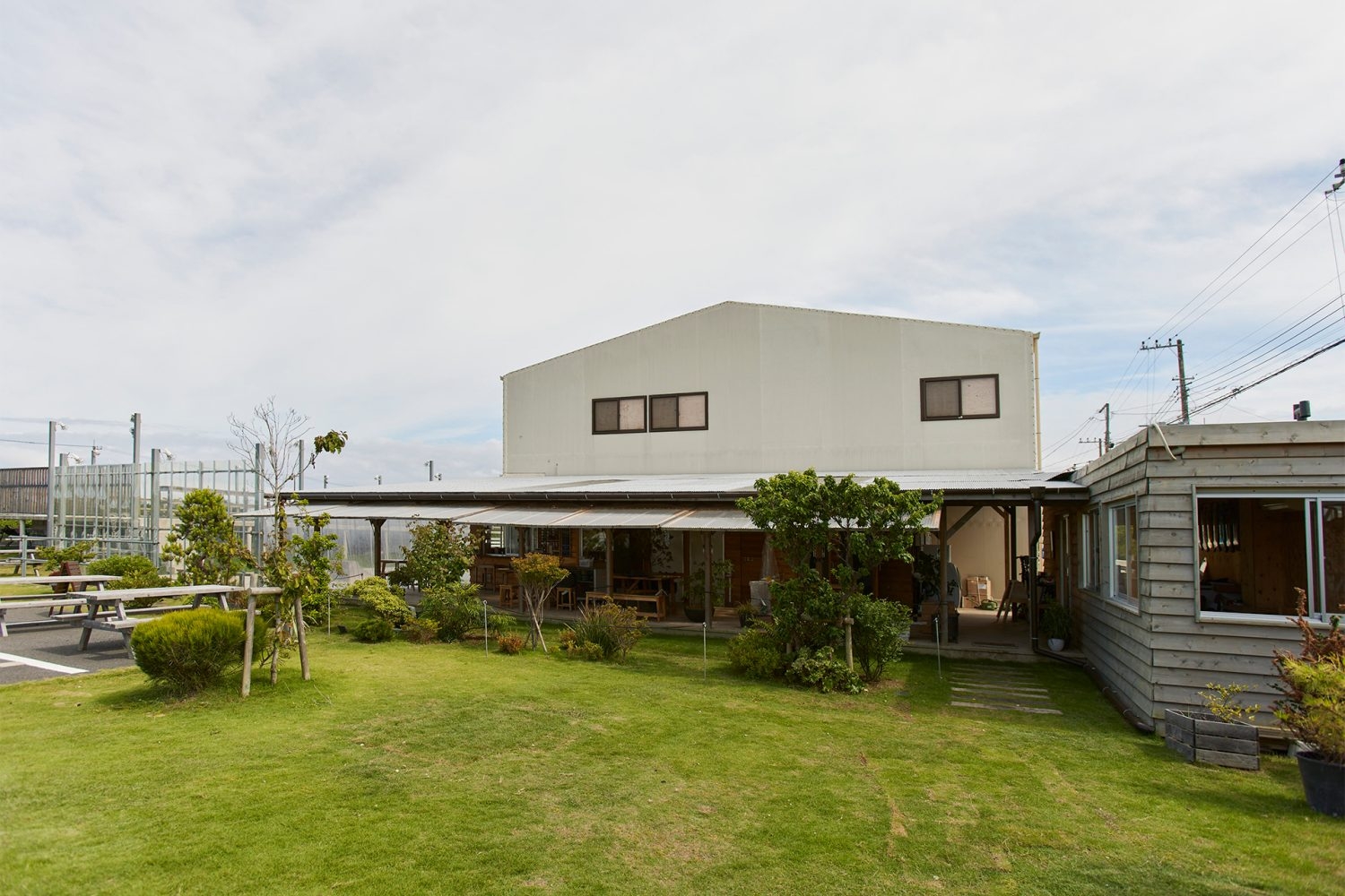 気持ちのよいオープンカフェ外観