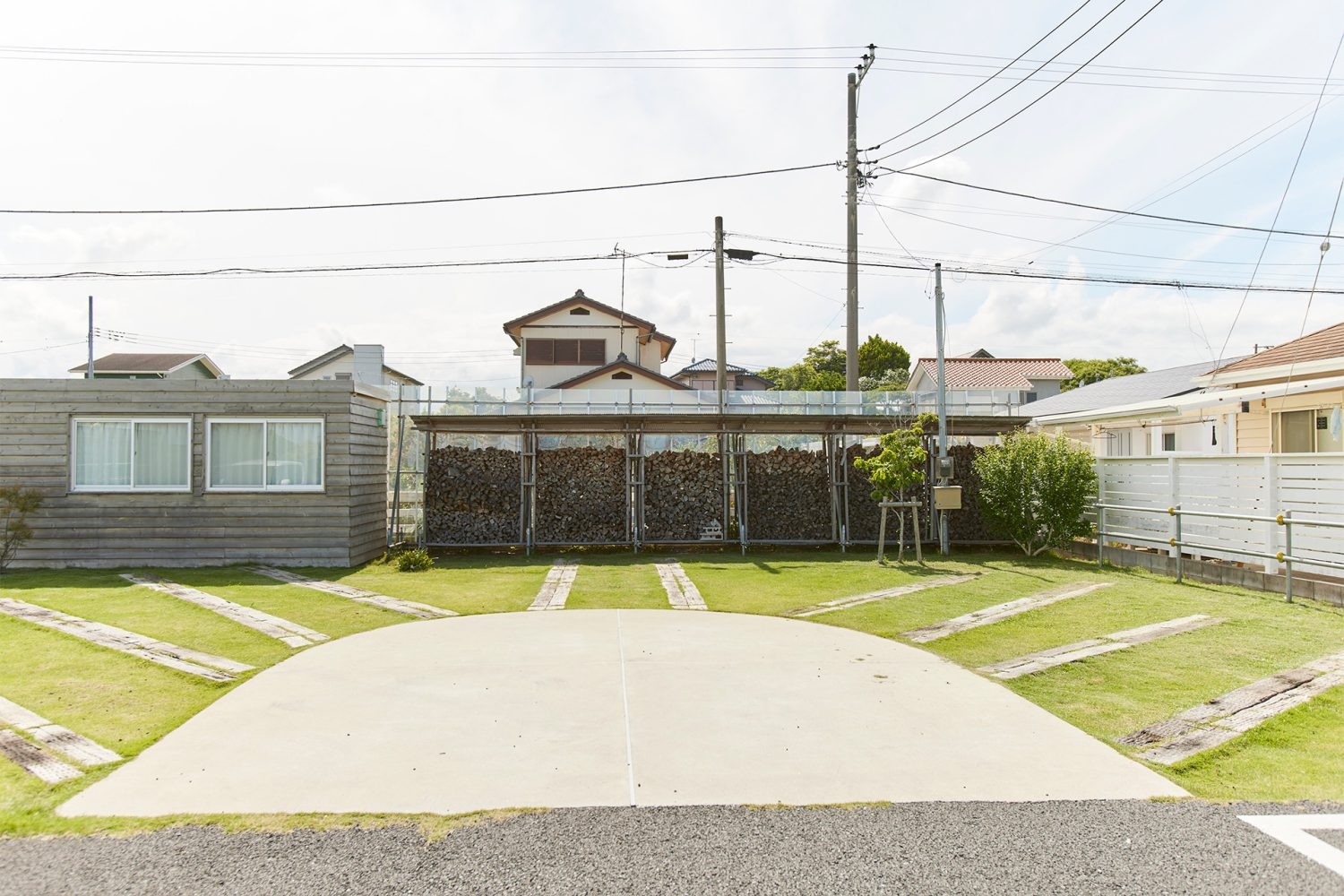 薪置き場と特徴的なアプローチ