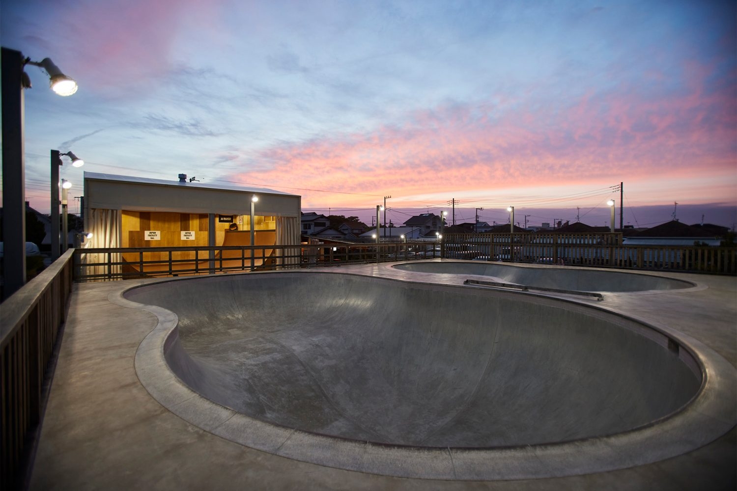 夕暮れ時のボウルとバーチカルランプ