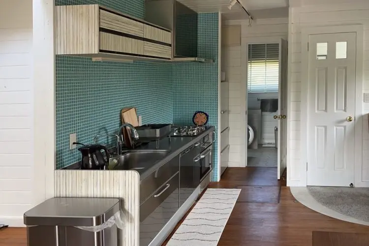 黒い家 / 1F カラータイルのキッチン