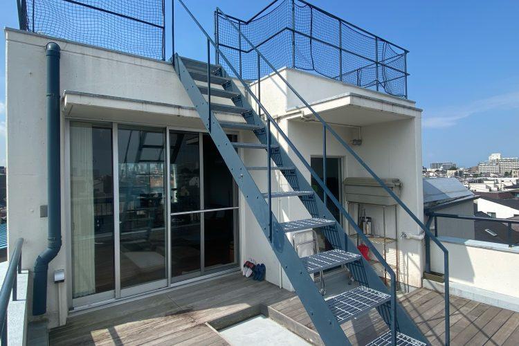3F ルーフバルコニーと屋上へ向かう階段